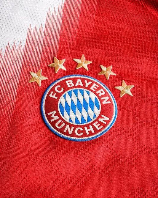 🆕🤩 Nouveauté ! Le Bayern Munich 🇩🇪 dévoile son nouveau maillot domicile de la saison prochaine 2025-2026.