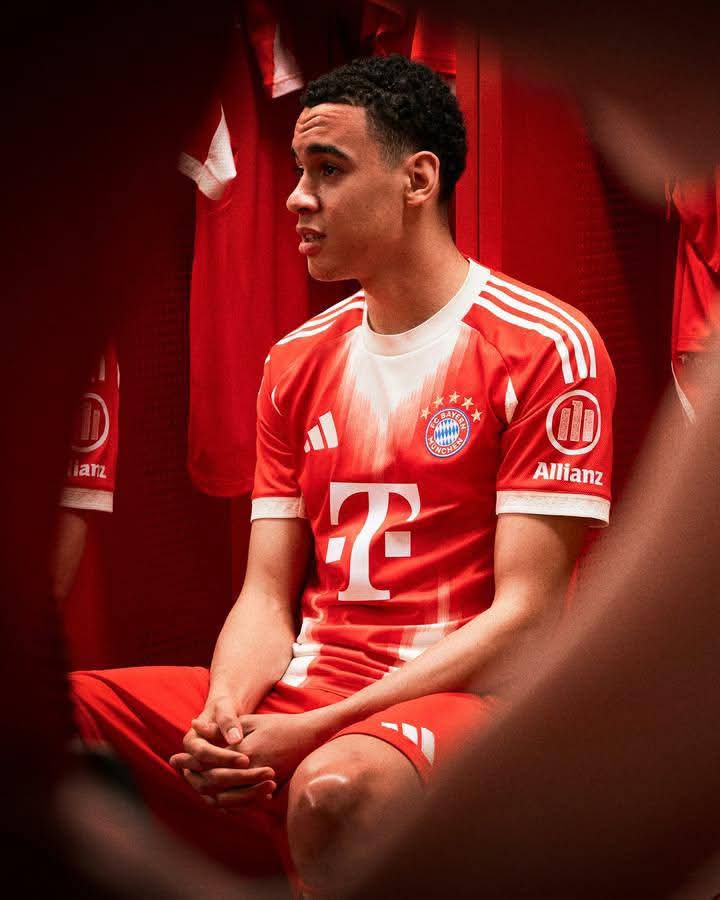 🆕🤩 Nouveauté ! Le Bayern Munich 🇩🇪 dévoile son nouveau maillot domicile de la saison prochaine 2025-2026.