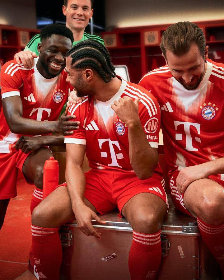 🆕🤩 Nouveauté ! Le Bayern Munich 🇩🇪 dévoile son nouveau maillot domicile de la saison prochaine 2025-2026.