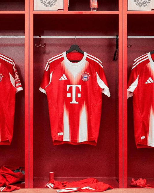 🆕🤩 Nouveauté !  Le Bayern Munich 🇩🇪 dévoile son nouveau maillot domicile de la saison prochaine 2025-2026.